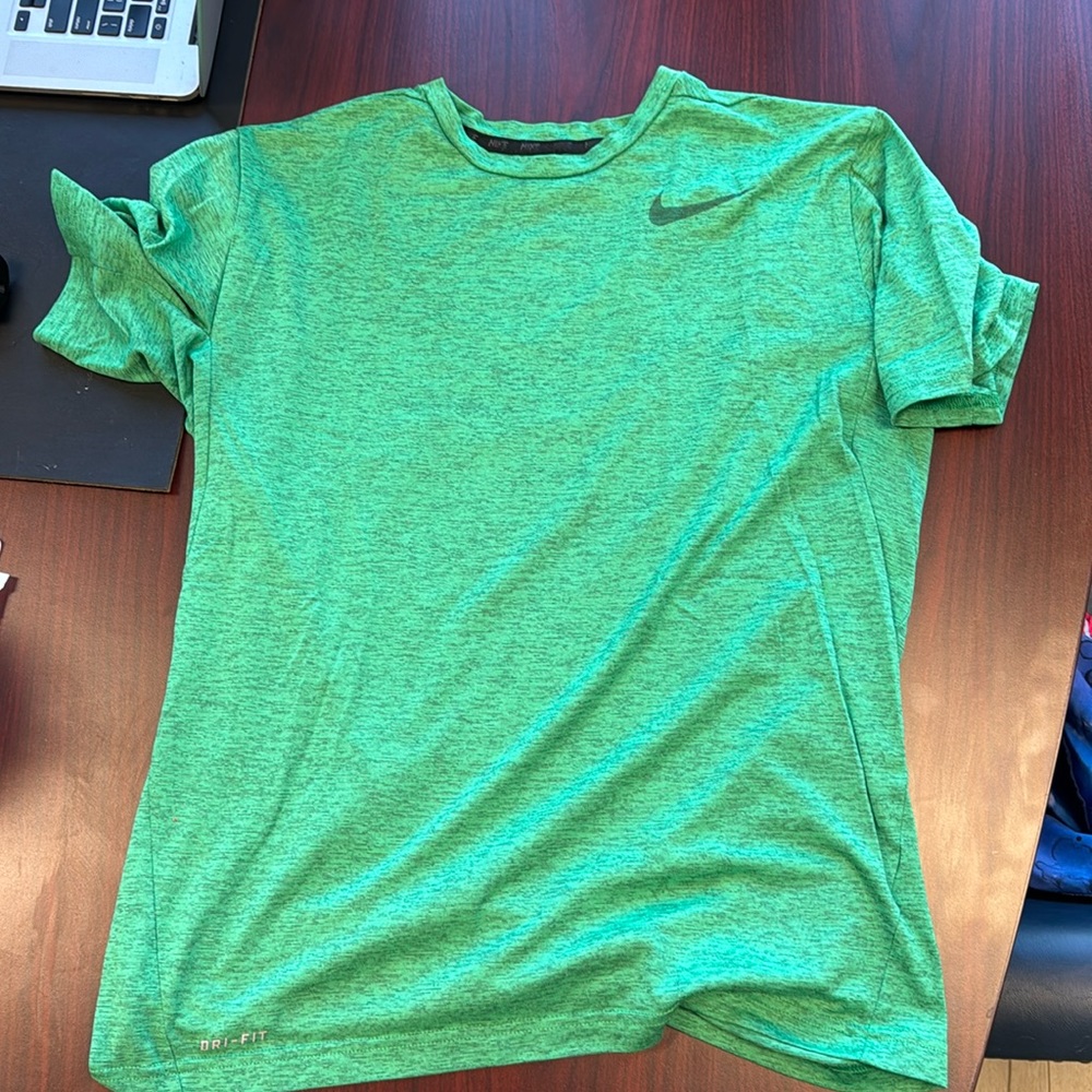 Men’s Nike dri fit men’s medium tee green